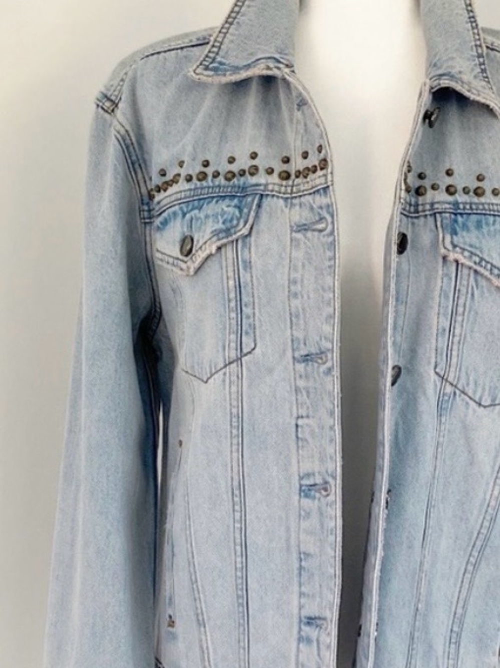 GOOD AMERICAN Light Wash Studded Denim Jacket